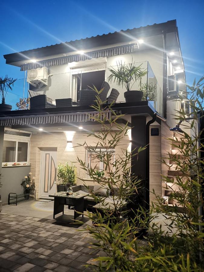 Apartmani Sarm Vir Kültér fotó