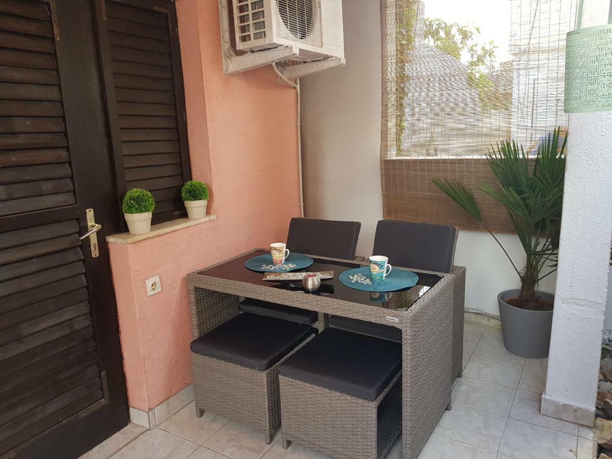 Apartmani Sarm Vir Kültér fotó